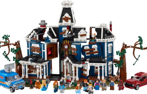Official LEGO prod image of Stranger Things The Creel House 11370