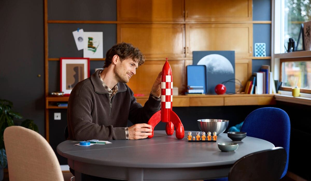 Official LEGO lifestyle image of Tintin Moon Rocket 21367