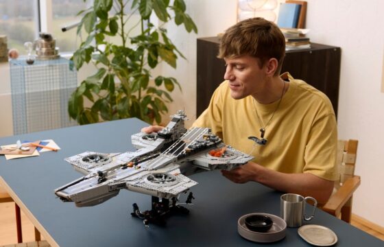 Lifestyle size visual for LEGO Marvel 76354 S.H.I.E.L.D. Helicarrier. Source: JaysBrickBlog