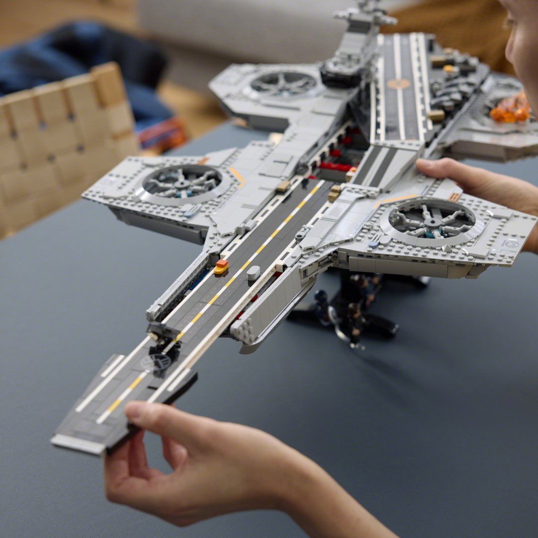 LEGO Marvel 76354 S.H.I.E.L.D. Helicarrier feature visual