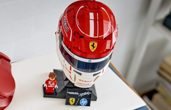 LEGO 43014 Scuderia Ferrari HP Charles Leclerc Helmet lifestyle image