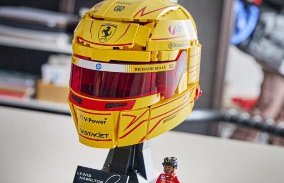 LEGO 43022 Scuderia Ferrari HP Lewis Hamilton Helmet lifestyle image