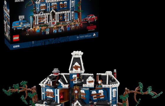 Official LEGO box image of LEGO Icons 11370 Stranger Things: The Creel House.