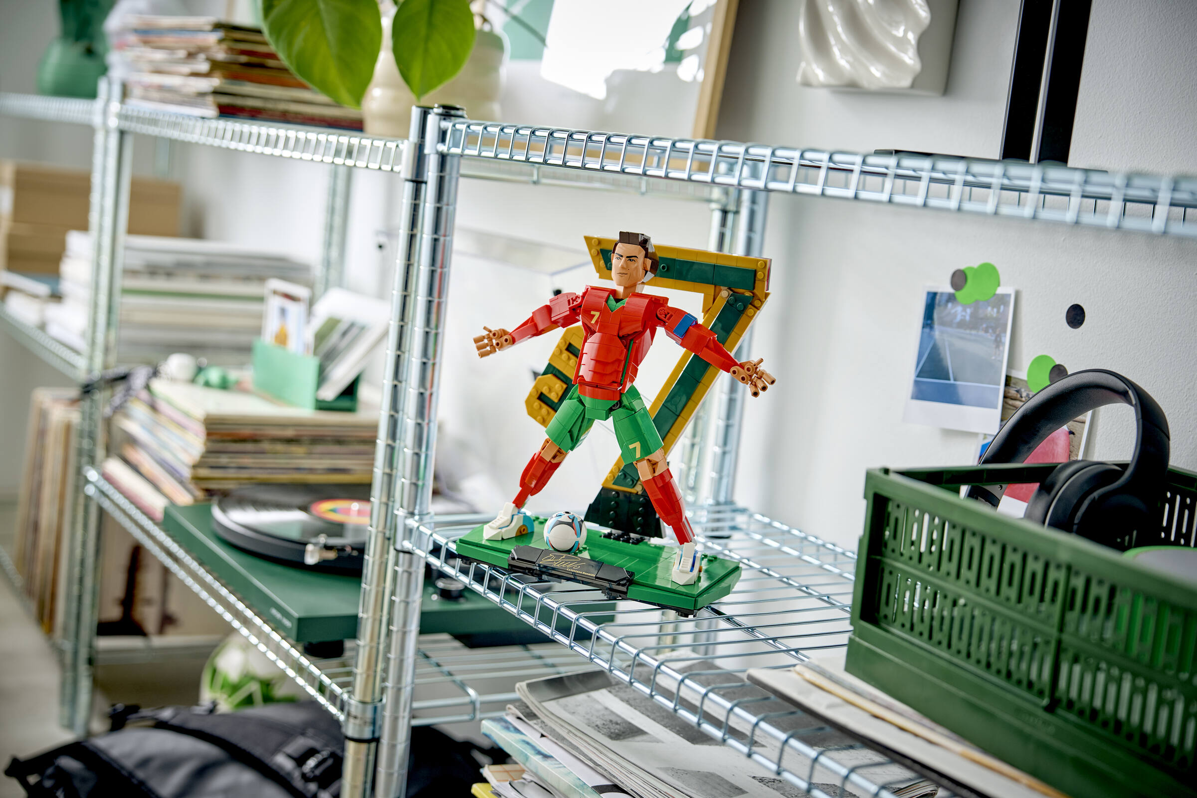 Additional official LEGO visual for Cristiano Ronaldo – Soccer Legend set 43016