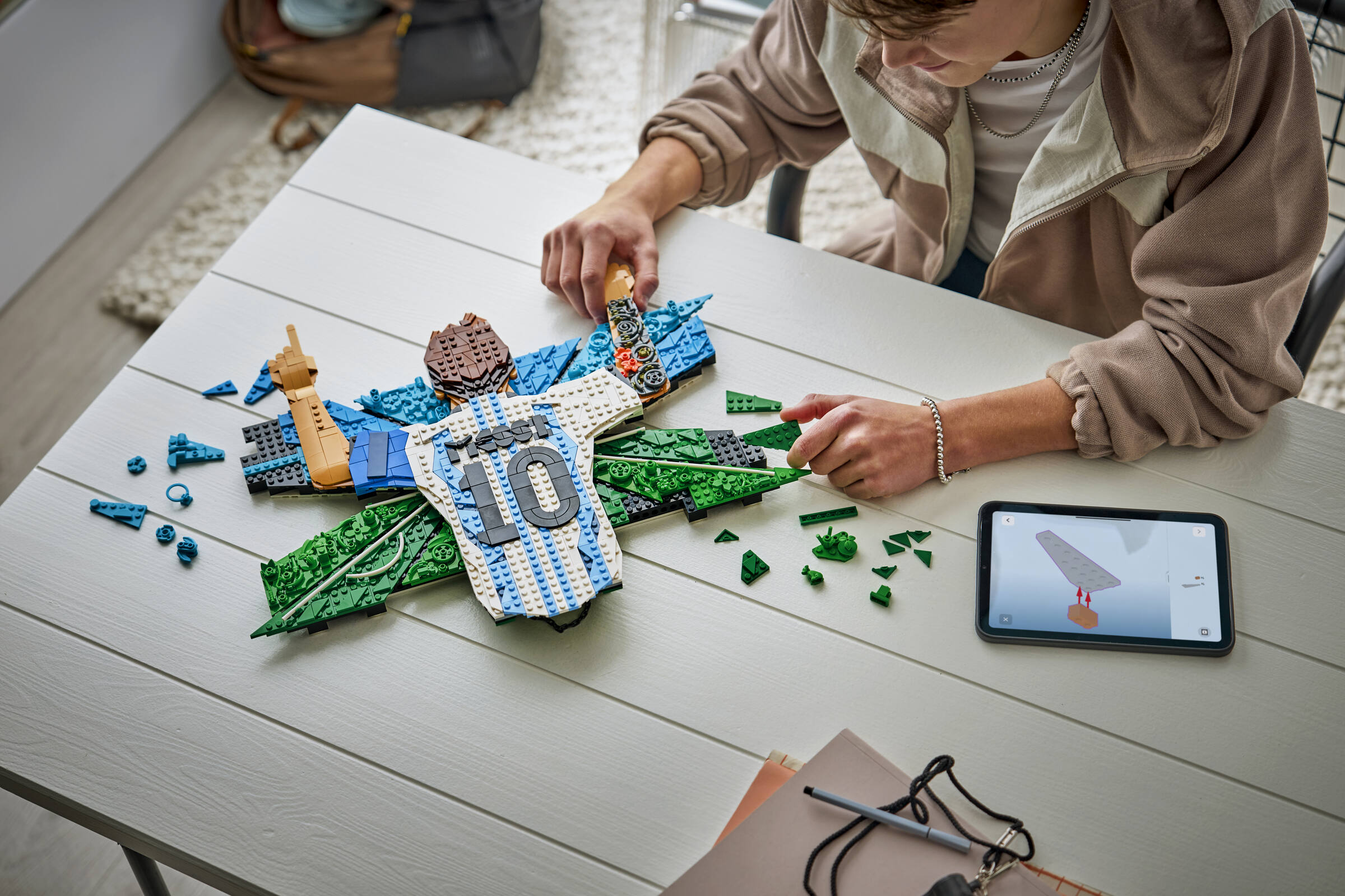 Additional official LEGO visual for Lionel Messi – Celebration set 43018