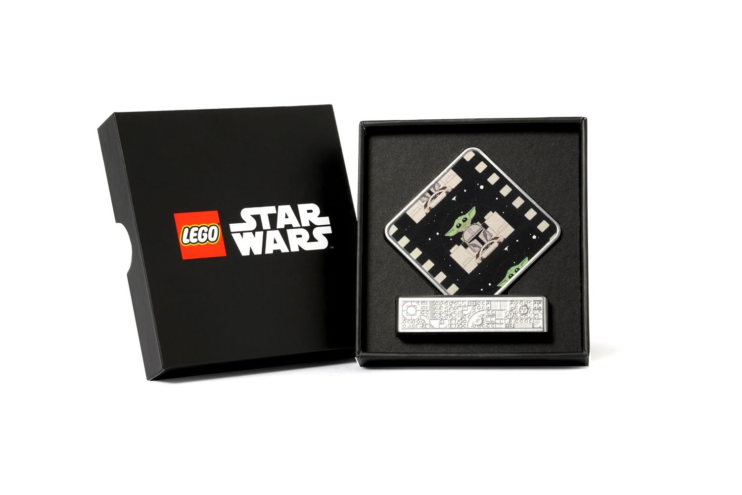 Official LEGO product image of 5010320 The Mandalorian and Grogu Display
