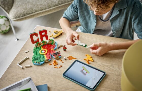 Official LEGO lifestyle image of 43012 Cristiano Ronaldo – Soccer Highlights.