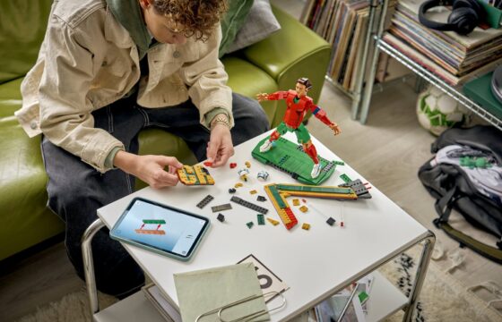 Official LEGO lifestyle image of 43016 Cristiano Ronaldo – Soccer Legend.