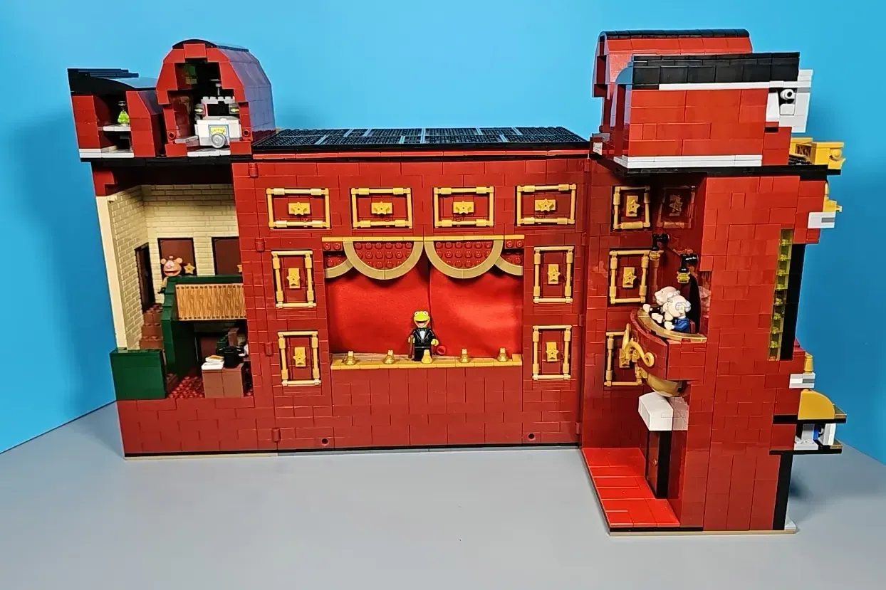 LEGO Ideas Muppet Theatre detailed project image showing stage features