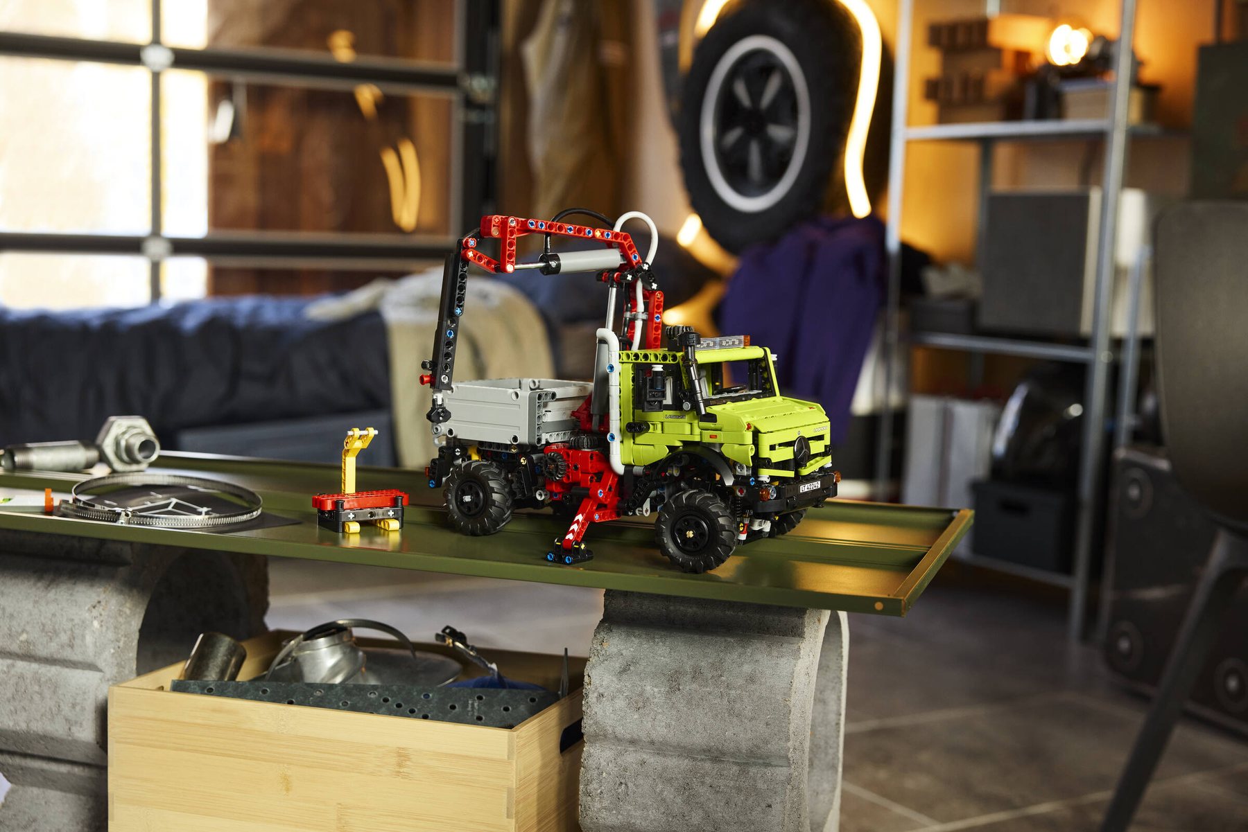 Official LEGO image of Mercedes-Benz Unimog U 5023 with Crane