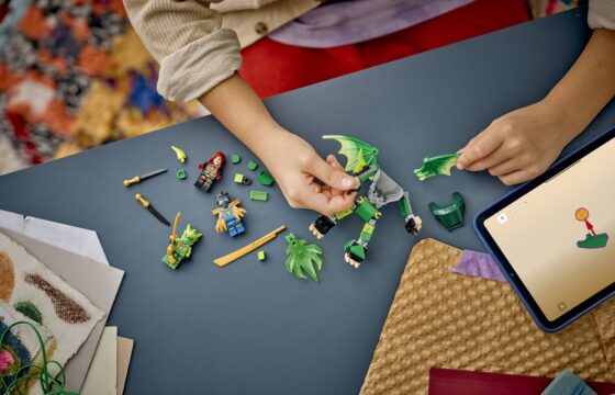 Official LEGO image of Lloyd's Dragon Mech Battle Pack