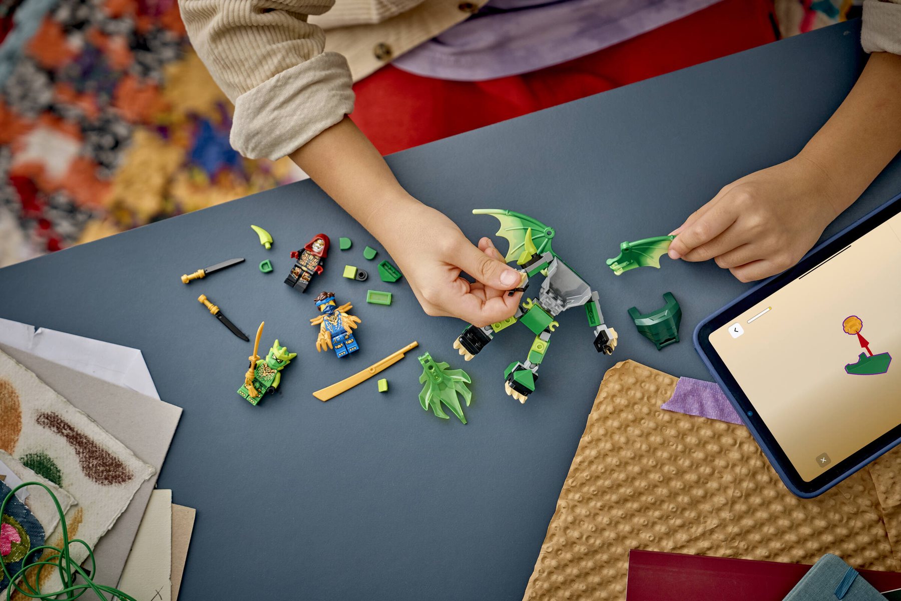Official LEGO image of Lloyd's Dragon Mech Battle Pack