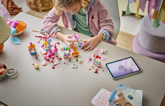 Official LEGO image of Candy & Cupcake Ferris Wheel