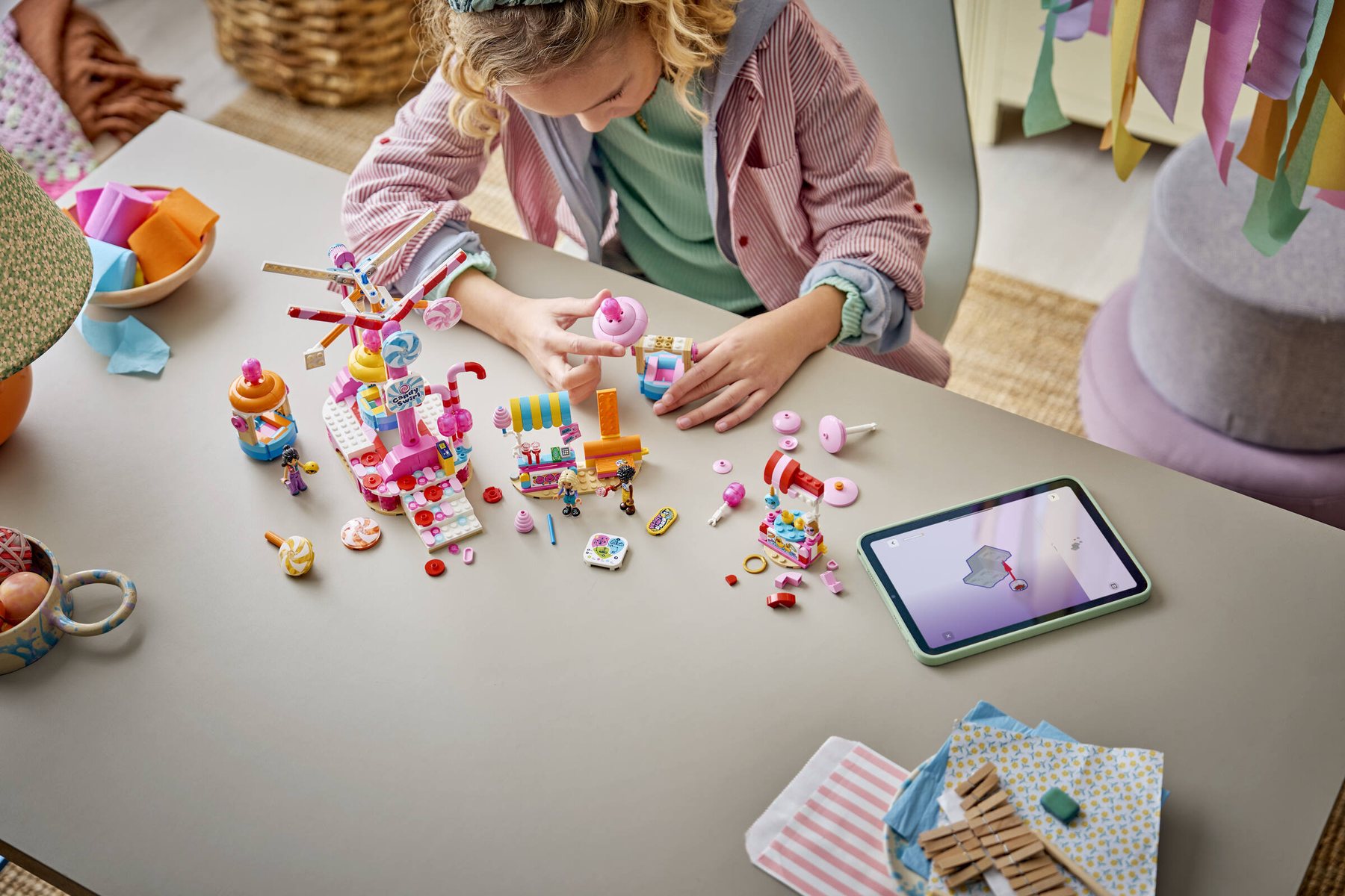 Official LEGO image of Candy & Cupcake Ferris Wheel