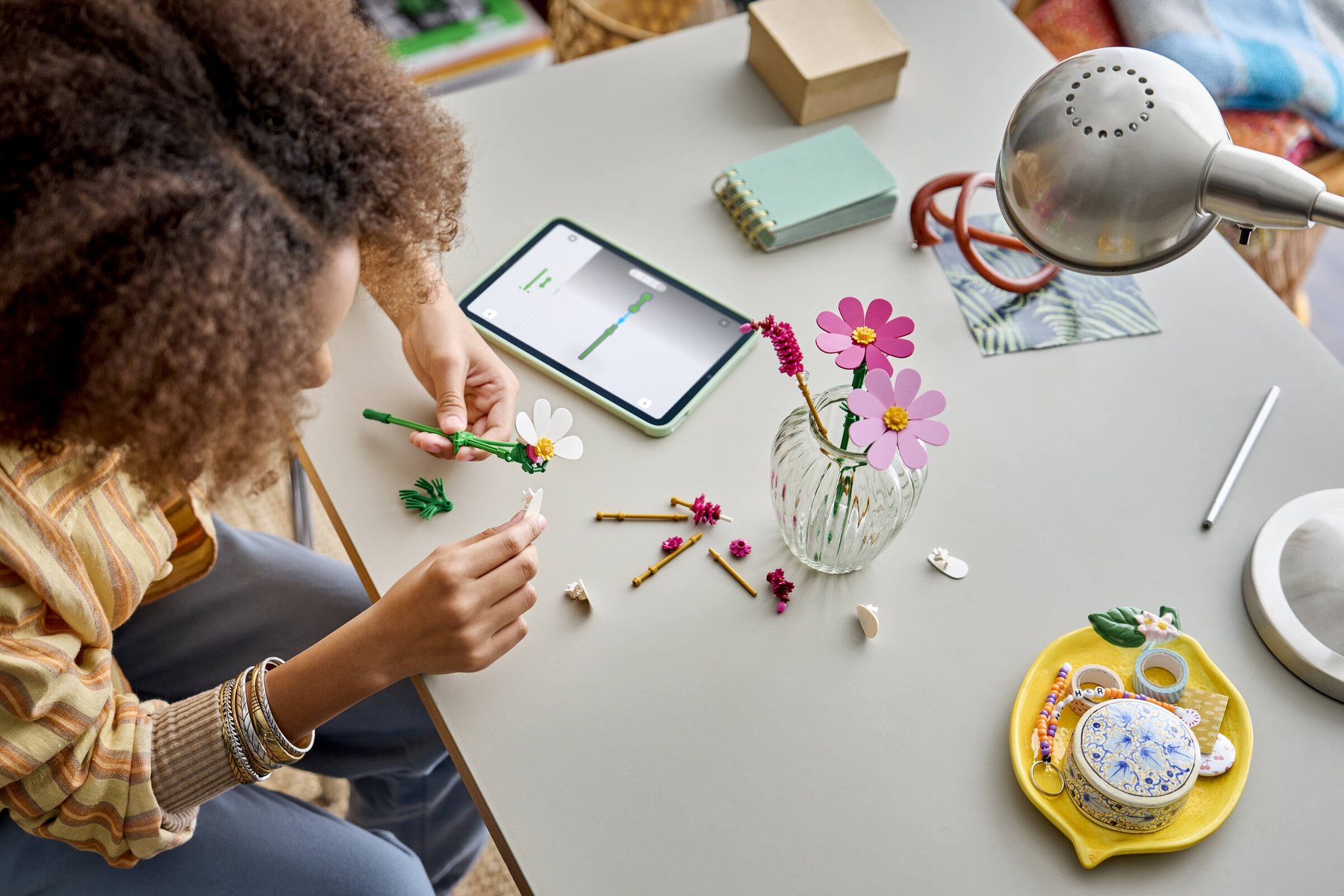 Official LEGO image of Cosmos Flowers