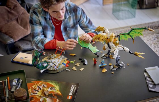 Official LEGO image of Ultra Dragon Battle