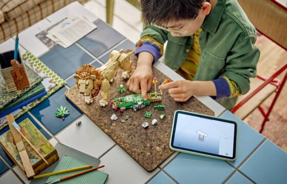 Official LEGO lifestyle image of Wild Animals: Majestic Lion