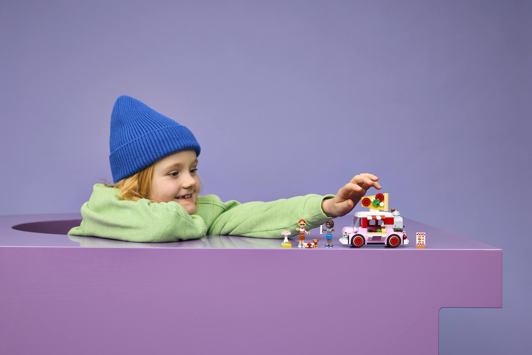Official LEGO image of Pizza Truck