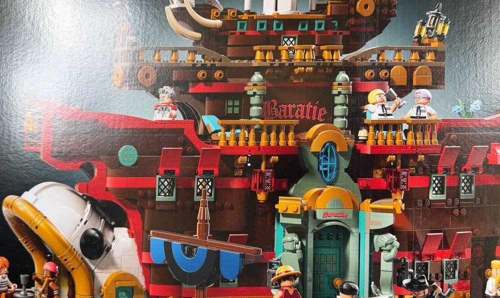 Cropped view of the LEGO 75640 Baratie model from the box art