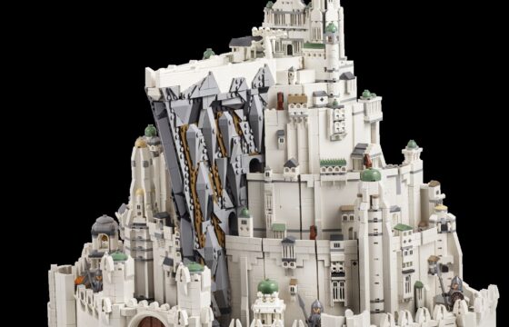 Official LEGO product image for LEGO Icons 11377 The Lord of the Rings Minas Tirith