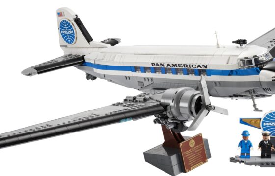 Official LEGO Prod image for LEGO Icons 11378 Douglas DC-3 PAN AM Airliner