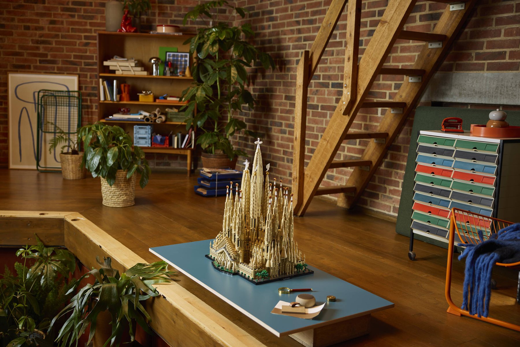 Official LEGO environment image of LEGO Architecture 21065 Sagrada Família on display