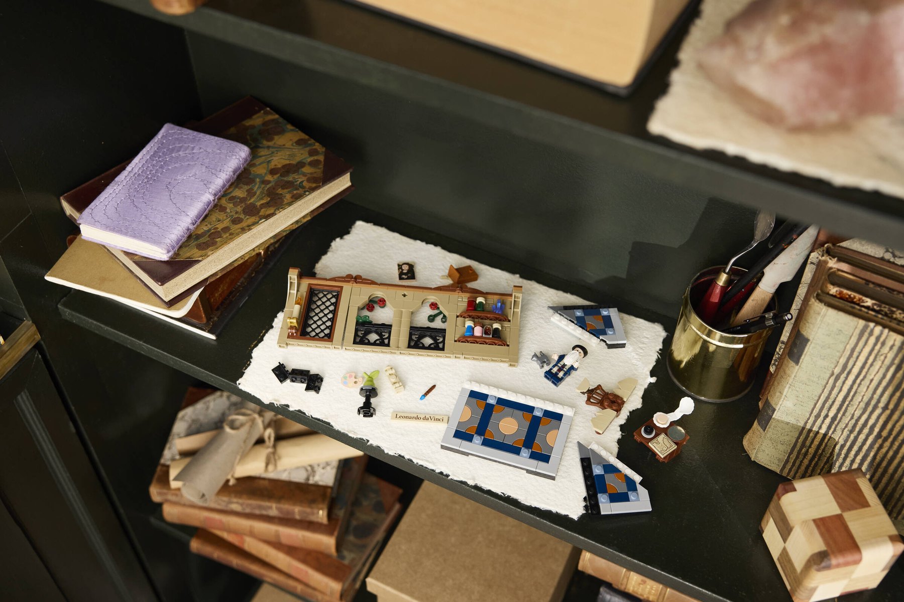 Official LEGO build lifestyle image of Tribute to Leonardo da Vinci 40902