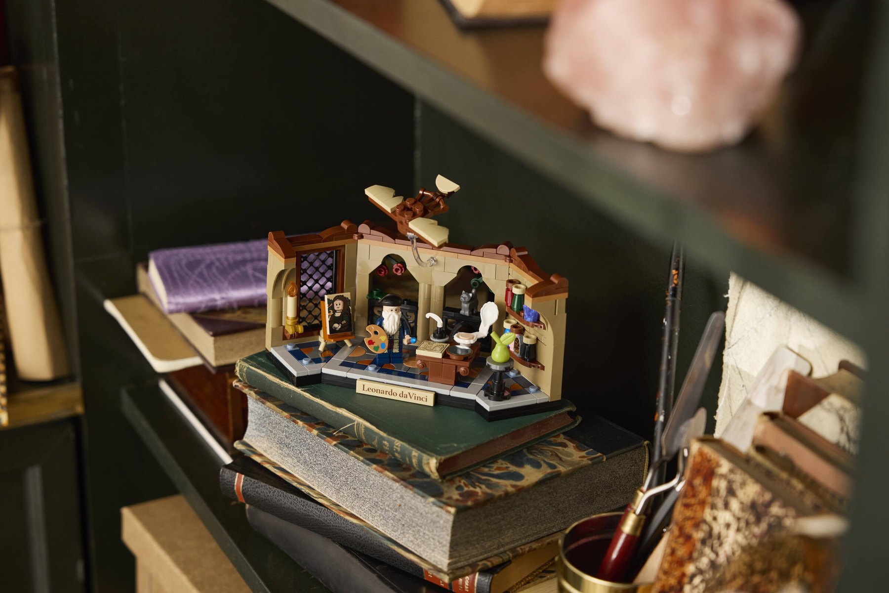 Official LEGO lifestyle image of Tribute to Leonardo da Vinci 40902