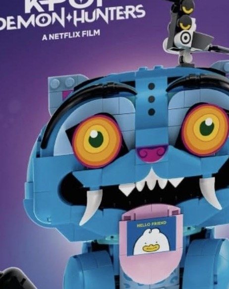 Close-up crop of LEGO 72537 Derpy Tiger showing the face, eyes, fangs and printed chest detail