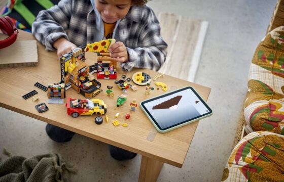 Official LEGO image of Pizza Delivery Experience with Vehicles