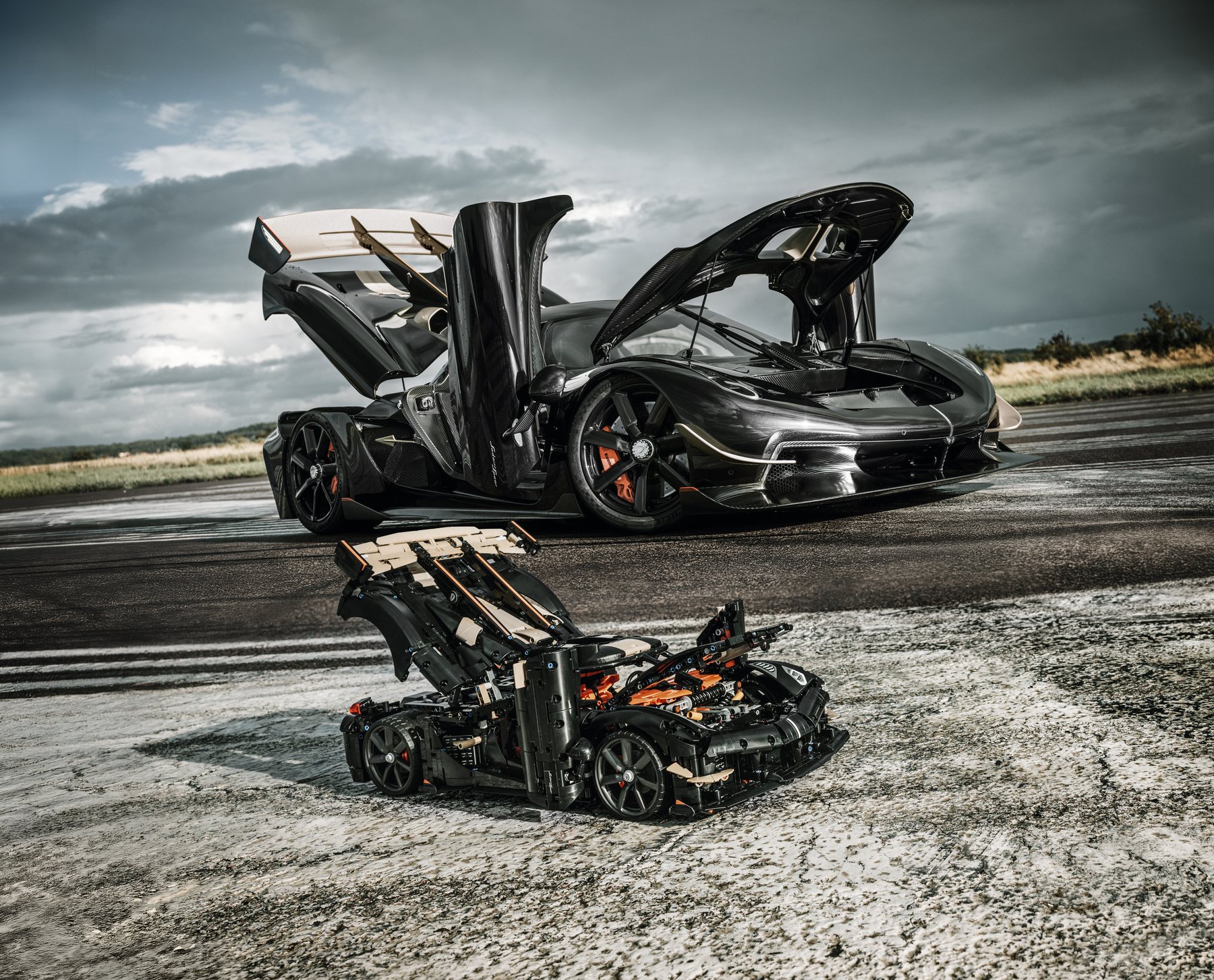 Official LEGO comparison image for Koenigsegg Sadair's Spear Megacar
