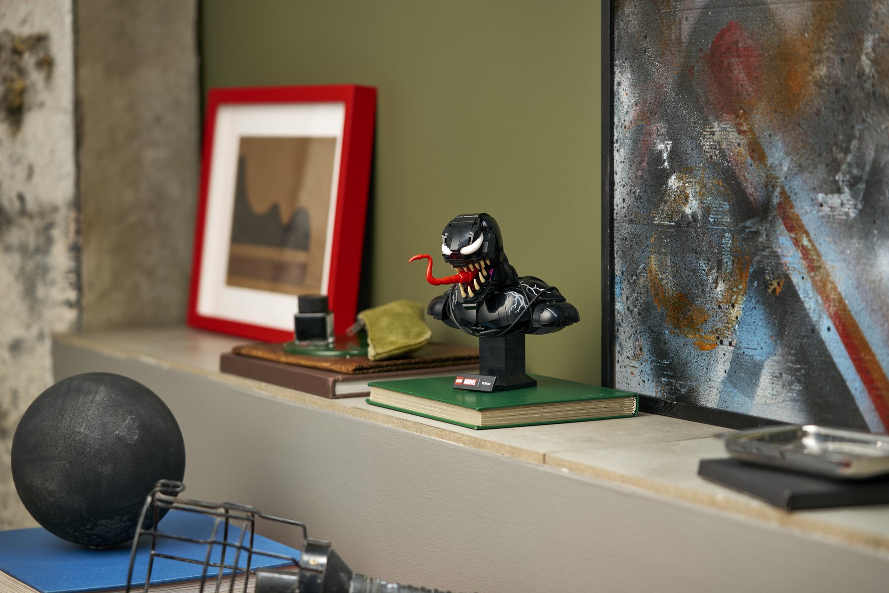 Official LEGO environment image of Venom Bust