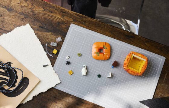 Official LEGO lifestyle image of Halloween Pumpkin Lantern