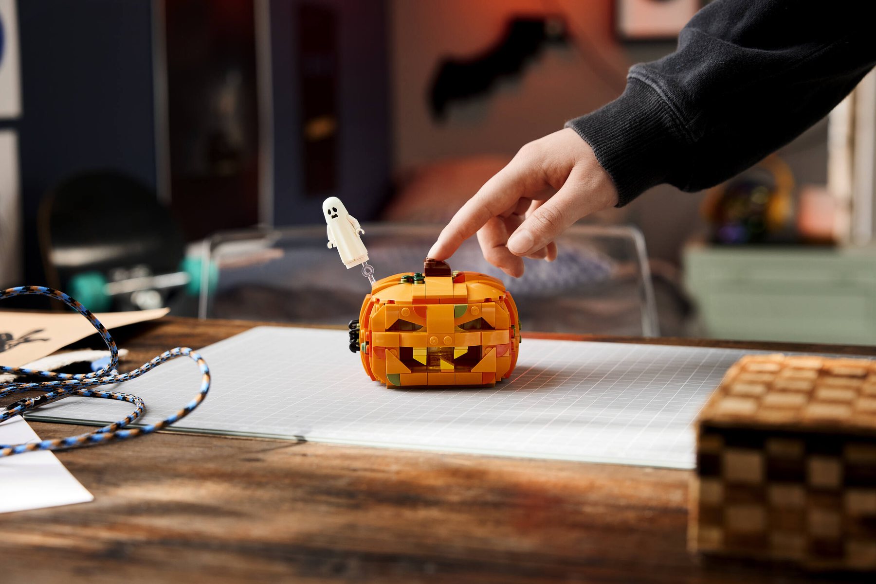 Official LEGO image of Halloween Pumpkin Lantern