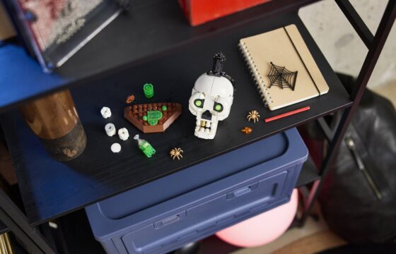 Official LEGO lifestyle image of Halloween Skull Candle