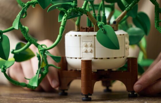 Close-up of the pot in a LEGO® Botanicals Hanging Golden Pothos set, with vines and leaves in the foreground.