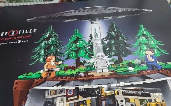 Close-up crop of the upper section of the leaked LEGO Ideas 21369 The X-Files image showing the UFO, alien, Mulder and Scully