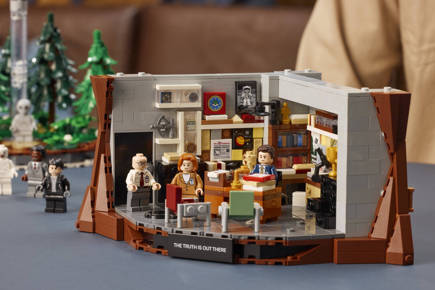 Close-up of Fox Mulder’s office from a LEGO® Ideas The X-Files™: THE TRUTH IS OUT THERE set with 3 minifigures.
