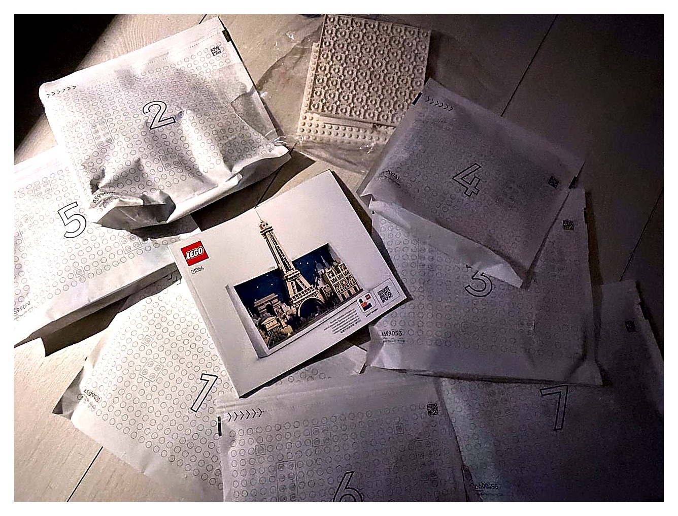 Improved overview photo showing the box contents of LEGO Architecture 21064 Paris – City of Love
