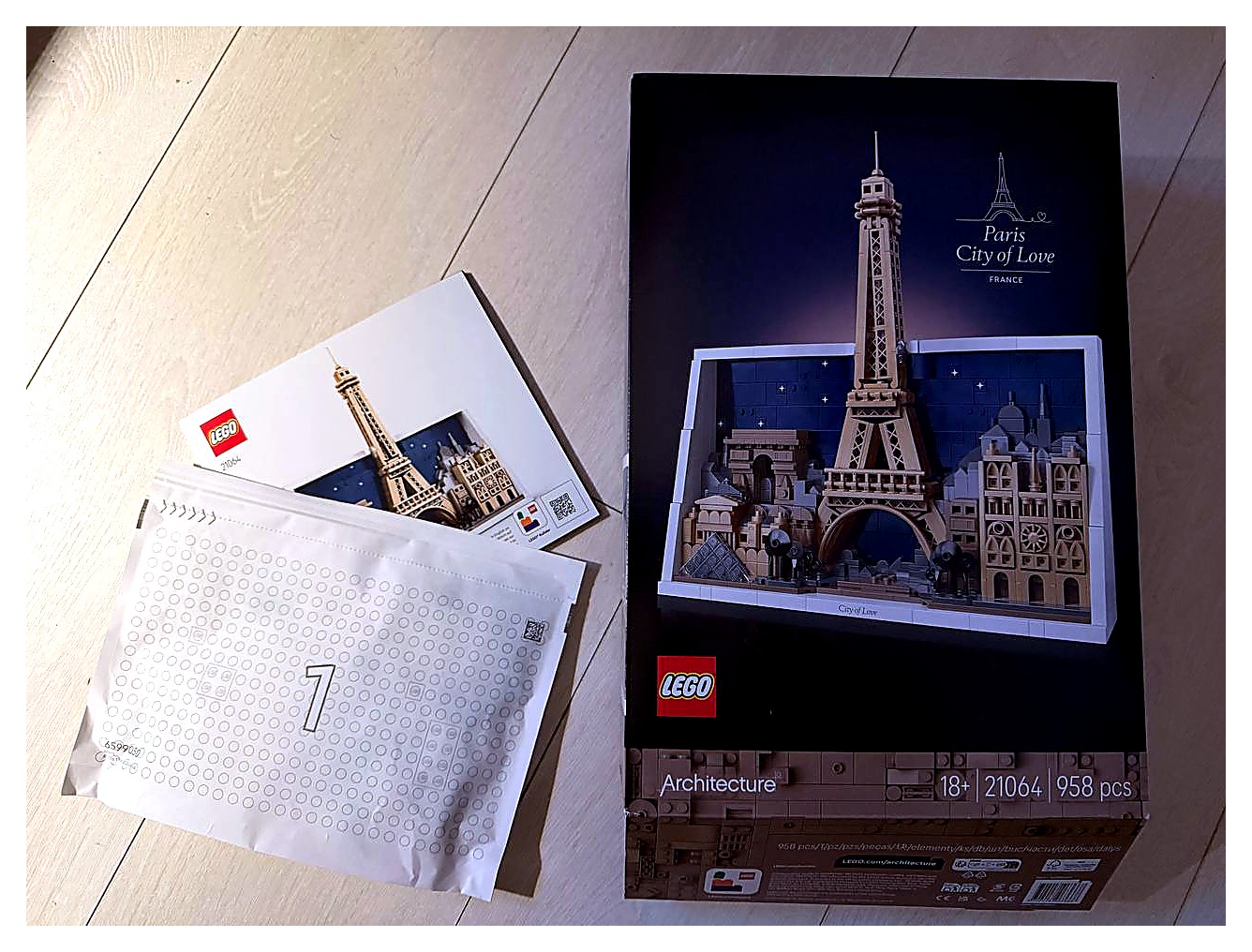 Improved packaging photo showing LEGO Architecture 21064 Paris – City of Love box and first bag