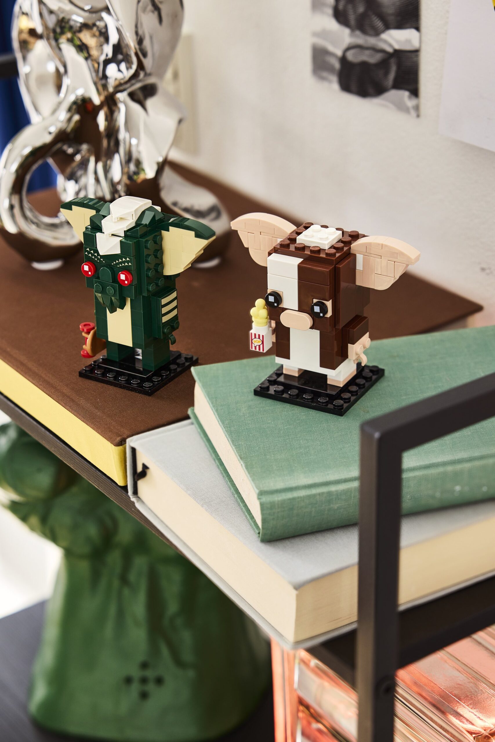 Official LEGO image of Gremlins Gizmo™ and Stripe Figures (40919).
