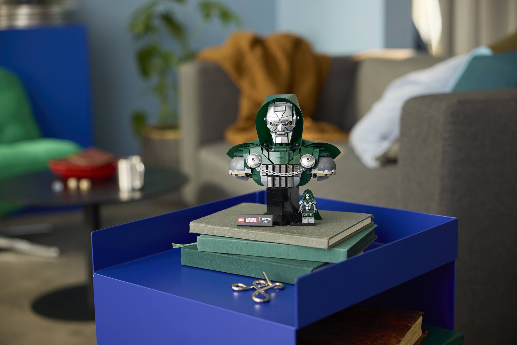 LEGO® ǀ Marvel Doctor Doom Bust featuring a brick-built model, a nameplate and a minifigure shown on a pile of books.