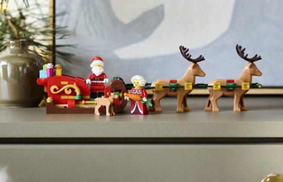 Official LEGO lifestyle image of Santa's Holiday Sleigh Adventure